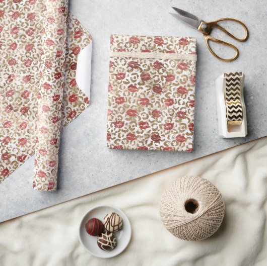 Gold Leopard Print Red Lips Geschenkpapier (Kunsthandwerk)