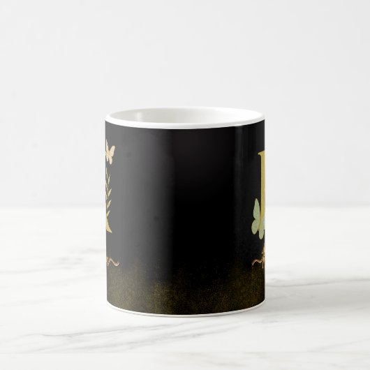 Gold Letter K Butterfly Tasse Design (Mittel)