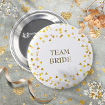 Gold Liebe Hört Confetti Name Button<br><div class="desc">Dieser elegante Knopf ist umgeben von zarten goldenen Lieben und Konfetti und ist eine elegante Möglichkeit, die Schlüsselpersonen Ihres Brautparty und Ihrer Hochzeitsfeier zu identifizieren. Einschließlich Braut, Bräutigam, Ehemann, Mutter oder Vater der Braut oder Bräutigam, Brautjungfrau, Trauzeuge oder jeder andere, der für Ihren besonderen Tag entscheidend ist. Entwickelt von Thisisnotme©...</div>