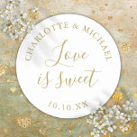 Gold Liebe ist süße Gastgeschenk Hochzeit Runder Aufkleber<br><div class="desc">Gold Gastgeschenk Hochzeit Liebe ist süß klassischer Rundaufkleber. Entwickelt von Thisisnotme©</div>