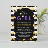 Gold Lila Black It's A Girl Baby Footprints Folieneinladung (Stehend vorne)