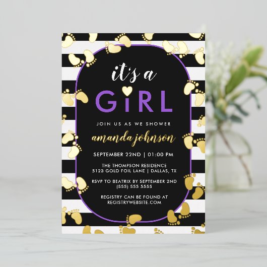 Gold Lila Black It's A Girl Baby Footprints Folieneinladung (Stehend vorne)