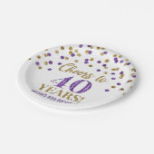 Gold Lila Confetti Cheers to 40 Years Birthday Pappteller (Schrägansicht)