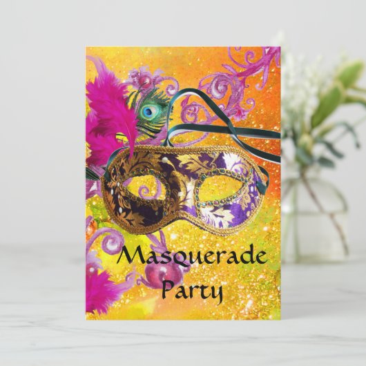 GOLD LILA DAMASK FEATHER MASK Masquerade Party Einladung (Stehend Vorderseite)