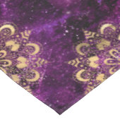 Gold & Lila Galaxy Dharma Mandala Muster Tischdecke (Schrägansicht)