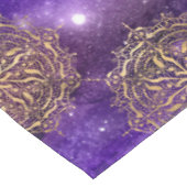 Gold & Lila Galaxy Dharma Mandala Muster Tischdecke (Schrägansicht)