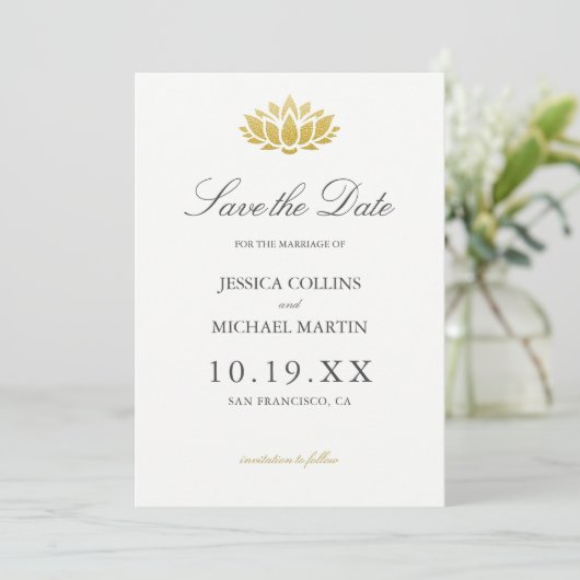 Gold Lotus Blume Custom Wedding Save the Date (Stehend Vorderseite)