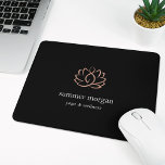 Gold Lotus-Logo für Schwarz und Rose Mousepad<br><div class="desc">Chic personalisiertes Mousepad für Ihren Wellness-Center, ganzheitliche Gesundheit & Wellness, Yogastudio oder Massage-Business verfügt über zwei Textzeilen in klassisch weißer Schrift, auf einem reichen schwarzen Hintergrund mit einem Imitat Rose Goldfolie Lotus Blume Logo. Eine Silhouette eines meditierenden Menschen wird in diesem modernen und eleganten Design, das sich perfekt für die...</div>