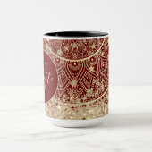 Gold Lotus Mandala mit Gold Stars Monogram auf Red Tasse (Zentrum)