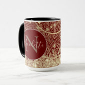 Gold Lotus Mandala mit Gold Stars Monogram auf Red Tasse (Vorderseite Links)