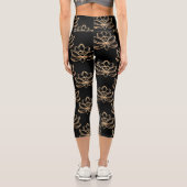 Gold Lotus Scattered Black Background Capri Leggings (Rückseite)