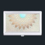 Gold Lotus Yoga und Meditation Neues Zeitalter Visitenkarten Dose<br><div class="desc">Diese exotisch-künstlerische Lotus Blume Illustration hat eine elegante Fusion von Vintag, modern und neu. Mandala inspiriert Imitate Goldblatt Rosette medallion ist perfekt durch schimmernde beige Ton-Folie digitaler Bildhintergrund betont. Türkisblaues Zentrum. Weich beige Imitate belüften die Textur rückseitig.*Bitte beachten Sie, dass Goldfolie , gebürstete und Leinenflächen digitale Bilder sind - nicht...</div>