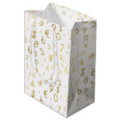 Gold Luxury Numbers & Currency Symbols Muster Mittlere Geschenktüte (Rückseite Schrägansicht)