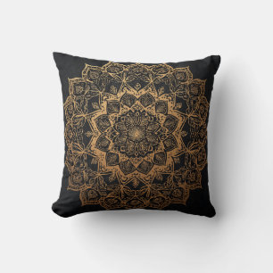 Gold Mandala auf dem schwarzen Kissen