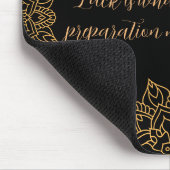Gold Mandala Blume mit schwarzem Muster Mousepad (Ecke)