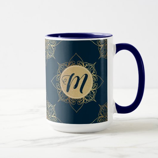 Gold Mandala Damask Muster und Monogram Tasse (Rechts)