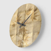 Gold maple leaves on parchment paper elegant große wanduhr (Winkel)