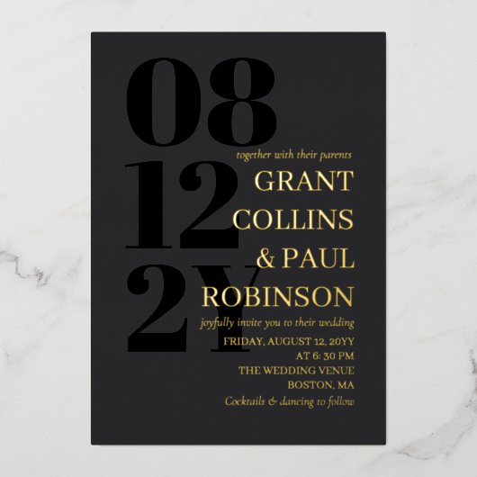 Gold Matte Black mit Eltern Typografie Hochzeit Folieneinladung (Vorderseite)