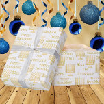 Gold Menorah auf White Chic Hanukkah Personalisier Geschenkpapier<br><div class="desc">Personalisieren Sie dieses schicke Imitat goldene Menorah Muster auf weißem Hanukkah Packpapier mit Ihrem Namen und das Jahr für wirklich eine von einer freundlichen Geschenkpackung. Wenn Ihr Packpapier zeitlos ist, ändern Sie einfach die Option Jahr in LIEBE oder JOY. Alle Textoptionen auf dieser einfachen, aber klassischen Chanukah Geschenkverpackung können personalisiert...</div>