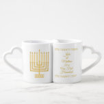 Gold Menorah unsere ersten Chanukka-Jungvermählten Liebestassen<br><div class="desc">Personifizieren Sie das Tassen-Set dieses UNSERES ERSTEN CHANUKKA-Paares, das mit Imitatgold Menorahs und hebräischer Beschriftung für die eines netten Geschenks für die Jungvermählten verziert wird. ist der hebräische Text (unser erstes Chanukka) und die Mitteilung auf englisch einfach zu ändern, also kann dieses stilvolle Weiß- und Goldfeiertags-Tassen-Set für mehr als gerade...</div>