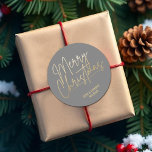 Gold Merry Christmas Luxe Gray Runder Aufkleber<br><div class="desc">Frohe Weihnachten in einem Imitat Goldfolienskript und Ihre Namen in schicker Schrift,  diese grauen Aufkleber sind stilvoll für jeden Weihnachtsfeiertag. MEHR FARBEN und passende Produkte in unserer Kollektion.</div>