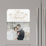 Gold Merry & Verheiratet New Weds Weihnachts-Foto Magnet<br><div class="desc">Elegante und romantische Wirble Kalligraphie-Schrift mit Pinecone-Zweigen und einem Foto. Für eine weiter gehende Anpassung dieses Designs klicken Sie bitte auf den BUTTON BLAU DESIGN TOOL oben!</div>