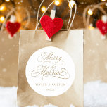 Gold Merry & Verheiratete frisch gebliebene Weihna Runder Aufkleber<br><div class="desc">Elegantes und romantisches Wirbles Kalligrafieschrift "Merry & Verheiratet" mit Namen und Jahr. Für eine weiter gehende Anpassung dieses Designs klicken Sie bitte auf den BUTTON BLAU DESIGN TOOL oben!</div>