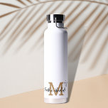 Gold Minimal Moderner Name des Monogramms Trinkflasche<br><div class="desc">Suchen Sie eine coole personalisierte Wasserflasche? Karo diese Beige Minimal Moderne erste Monogramm Name Wasser Flasche . Sie können es ganz einfach mit Ihrem eigenen Namen und Monogramm personalisieren. Und als Bonus gibt es ein paar zusätzliche doodle Sterne. Gute Anpassung!</div>