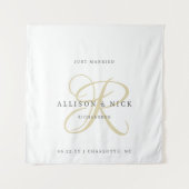 Gold Minimalistic Monogram Just Married Reception Wandteppich (Vorderseite)
