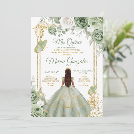 Gold Mis Quince Sage Green Floral Quinceañera Einladung (Stehend Vorderseite)
