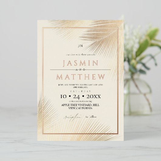 Gold Modern Beach Coastal Palm Wedding  Folieneinladung (Stehend vorne)