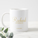 Gold Modernes Script Personalisiert Trauzeuge Jumbo-Tasse<br><div class="desc">Personalisierte Trauzeuge Geschenke mit dem Namen des personalisierten Trauzeugen in der modernen Schrift Schriftart Stil mit Titel und Hochzeitstag in modernen Sans Serif Schriftart Stil. Auch perfekt für Trauzeuge, Brautvater, Brautjungfrau, Trauzeugin, Brautmutter und mehr. Bitte beachten Sie: Die Details der Folie werden im Kunstwerk simuliert. Bei der Herstellung dieses Produktes...</div>