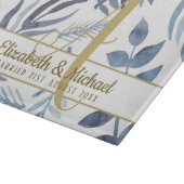 Gold Monogram Azure Blue Botanical Blätter Wedding Schneidebrett (Ecke)