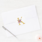 Gold MONOGRAM-Brief K mit Blume Runder Aufkleber (Umschlag)