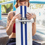 Gold Monogram Classic Blue White Racing Stripes Skateboard<br><div class="desc">Erstellen Sie Ihre eigenen, personalisierten, klassischen Marinebrastreifen, coole, stilvolle, elegante Imitate goldene Typografie-Skript, beste Qualität harten Rock-Ahorn-Wettkampfdeck. Zum Anpassen geben Sie einfach Ihren Namen / Monogramm / Initialen ein. Während Sie hinzufügen / Design, werden Sie in der Lage sein, eine Vorschau auf Ihre Erstellung zu sehen, während der gesamten. Ein...</div>