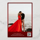 Gold Monogram Crimson Red Foto QR Code Hochzeit Folieneinladung (Rückseite)