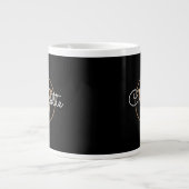 Gold Monogram Elegant Girly Script Black Jumbo-Tasse (Vorderseite)
