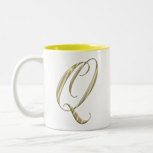 Gold Monogram Q initials Merchandise Zweifarbige Tasse (Links)
