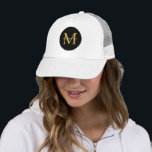 Gold Monogram Schwarz-weiß Trucker Hat Truckerkappe<br><div class="desc">Mit diesem angesagten LKW-Hut, der ein auffallendes Monogramm-Design bietet, präsentieren Sie Ihren persönlichen Stil. Der schwarze Kreis und die goldene Erstauflage schaffen einen stilvollen Kontrast und machen ihn zu einem perfekten Accessoire für Outfit, Wiedersehen oder Business. Keine Mindestmengen, Bulk verfügbar. Dieser Hut ist mehr als nur Kopfbedeckung; er ist ein...</div>