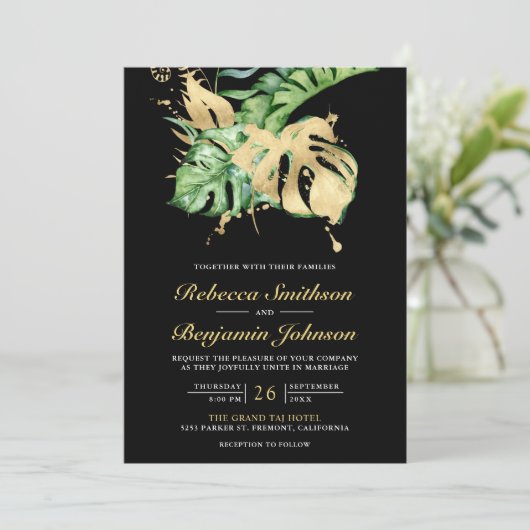Gold Monstera Tropical Palm QR Code Black Wedding Einladung (Stehend Vorderseite)