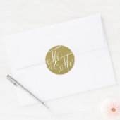 Gold Mr. & Mrs. Elegant Script Wedding Runder Aufkleber (Umschlag)