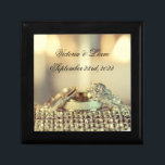 Gold Name Date Rings Keepake Elegante Hochzeit Erinnerungskiste<br><div class="desc">Die herrliche und elegante Goldhochzeit bewahrt die Geschenkboxen mit Braut und Bräutigam und dem Hochzeitstag. Was für eine schöne Art,  sich an Ihren besonderen Tag zu erinnern. Schön. Fantastisches Brautparty oder Hochzeitsgeschenk.</div>