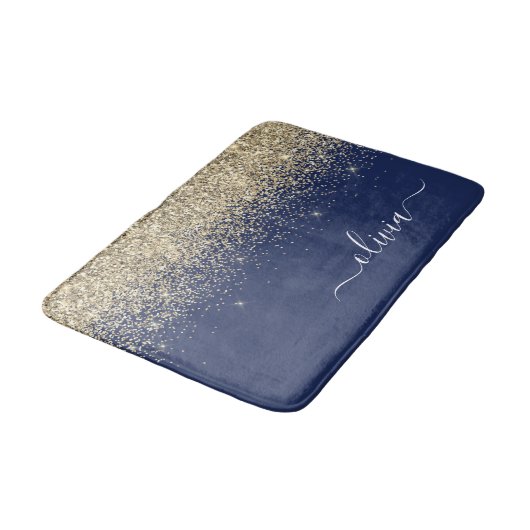 Gold Navy Blue Glitzer Script Monogram Girl Name Badematte (Schrägansicht)