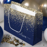 Gold Navy Blue Glitzer Script Monogram Girl Name Große Geschenktüte<br><div class="desc">Navy Blue und Gold Sparkle Glitter Script Monogram Name Geschenktasche. Das macht den perfekten 16 Geburtstag,  Hochzeit,  Brautdusche,  Jubiläumsdusche,  Babydusche oder Bachelorette-Party-Geschenktasche für jemanden,  der glamourösen Luxus und schicke Stile liebt.</div>