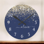 Gold Navy Blue Glitzer Script Monogram Girl Name Große Wanduhr<br><div class="desc">Navy Blue und Gold Sparkle Glitzer Pinsel Script Monogram Name Clock. Das macht den perfekten 16 Geburtstag,  Hochzeit,  Brautparty,  Jubiläum,  Babydusche oder Junggeselinnen-Abschied Geschenk für jemanden,  der Lieben glamourösen Luxus und schicke Stile.</div>