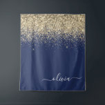 Gold Navy Blue Glitzer Script Monogram Girl Name Wandteppich<br><div class="desc">Navy Blue und Gold Sparkle Glitzer Script Monogram Name und Initial Tapestry. Das macht den perfekten 16 Geburtstag,  Hochzeit,  Brautparty,  Jubiläum,  Babydusche oder Junggeselinnen-Abschied Geschenk für jemanden,  der Lieben glamourösen Luxus und schicke Stile.</div>