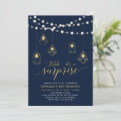 Gold & Navy Blue Modern Surprise Retirement Party Einladung (Stehend Vorderseite)