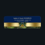 Gold Navy Blue Peacock Feathers Wedding Address<br><div class="desc">Elegantes Design mit Pfauenfedern und marineblau-blauem Hintergrund,  getrennt durch ein goldenes Ornament mit Pfauenband für ein besonderes Hochzeitsfest oder andere Veranstaltungen. Personalisieren Sie mit Ihren eigenen Informationen. Matching-Elemente: in meiner Peacock Blue Collection.</div>