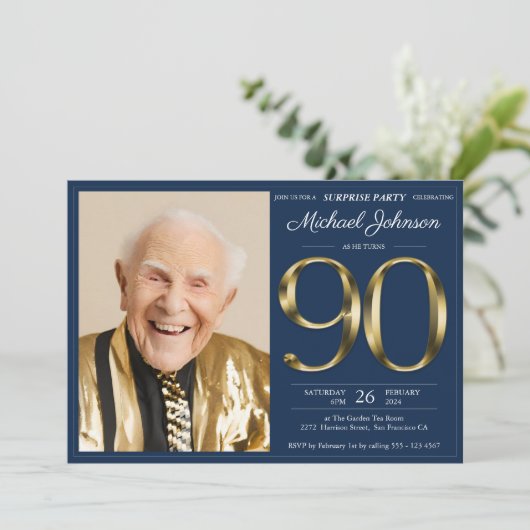 Gold Navy BlueÜberraschung 90. Geburtstag Einladung (Stehend Vorderseite)
