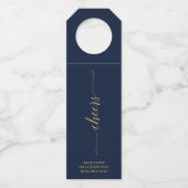 Gold & Navy Elegantes Minimal Lettering Cheers Par Flaschenanhänger (Vorderseite)